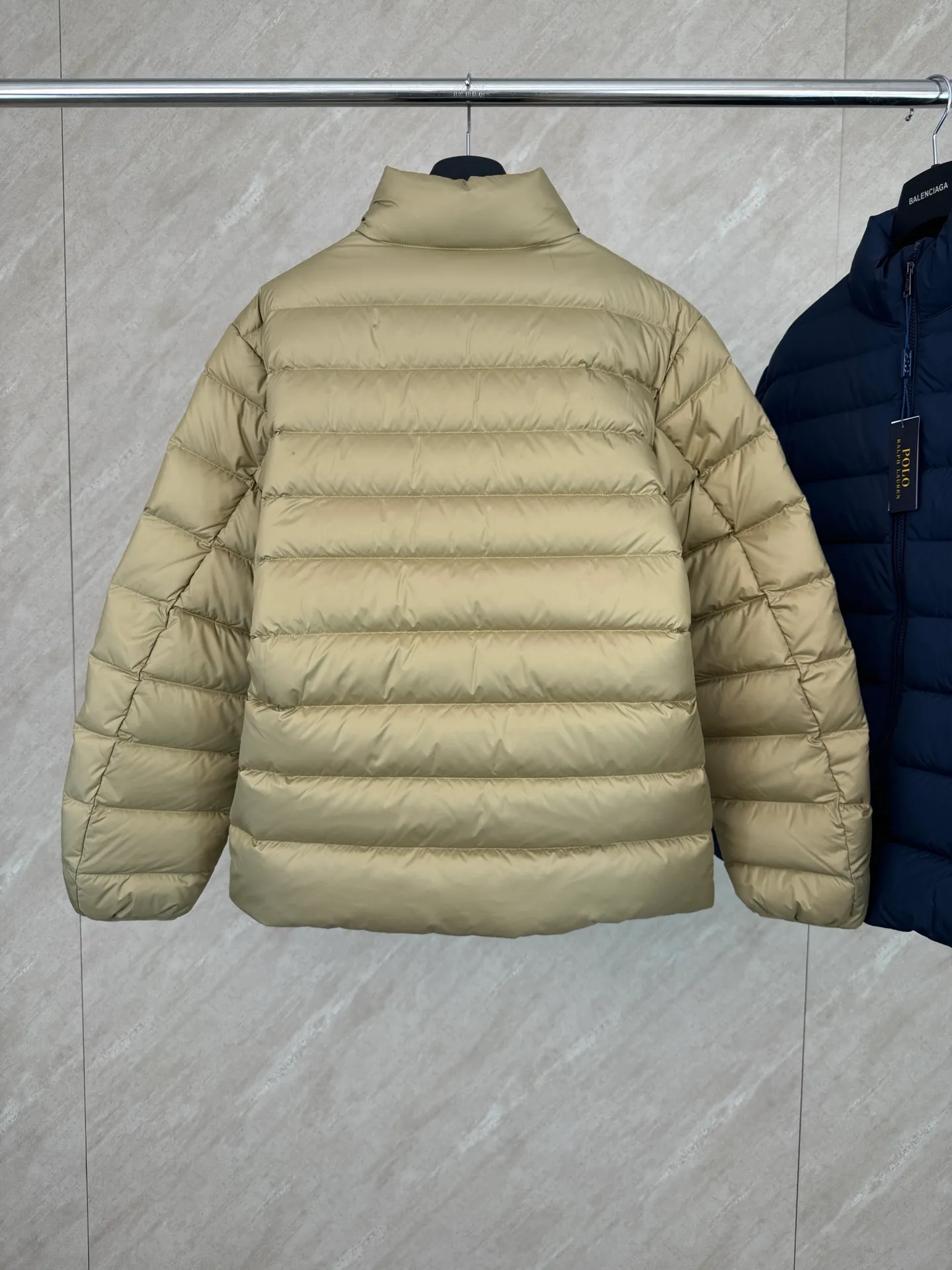 P930 Ralph Lauren lightweight down jacket size s m l xl The nylon fabric has good windproof and waterproof properties, which can effectively block the intrusion of wind and rain from the outside and keep the inside dry, suitable for wearing in humid or rainy environments.  The red label on the chest is made with an imported MECLO embroidery machine. The original pattern is scanned first, and then high-quality silk thread is used to make a pattern. The density effect is adjusted by continuous pattern making.  Exquisite details: the zipper design is simple and elegant, easy to operate; the closing design of the cuffs and hem effectively prevents the intrusion of cold wind, improving the warmth and comfort of wearing.  High-quality filling: 90 white duck down is selected, with a weight of 260g, ensuring excellent thermal insulation performance. After strict screening and processing, the velvet is not easy to drill, ensuring durability. The hangtags, wash marks, air holes, and four-button buttons are all customized from the original one-to-one mold.
